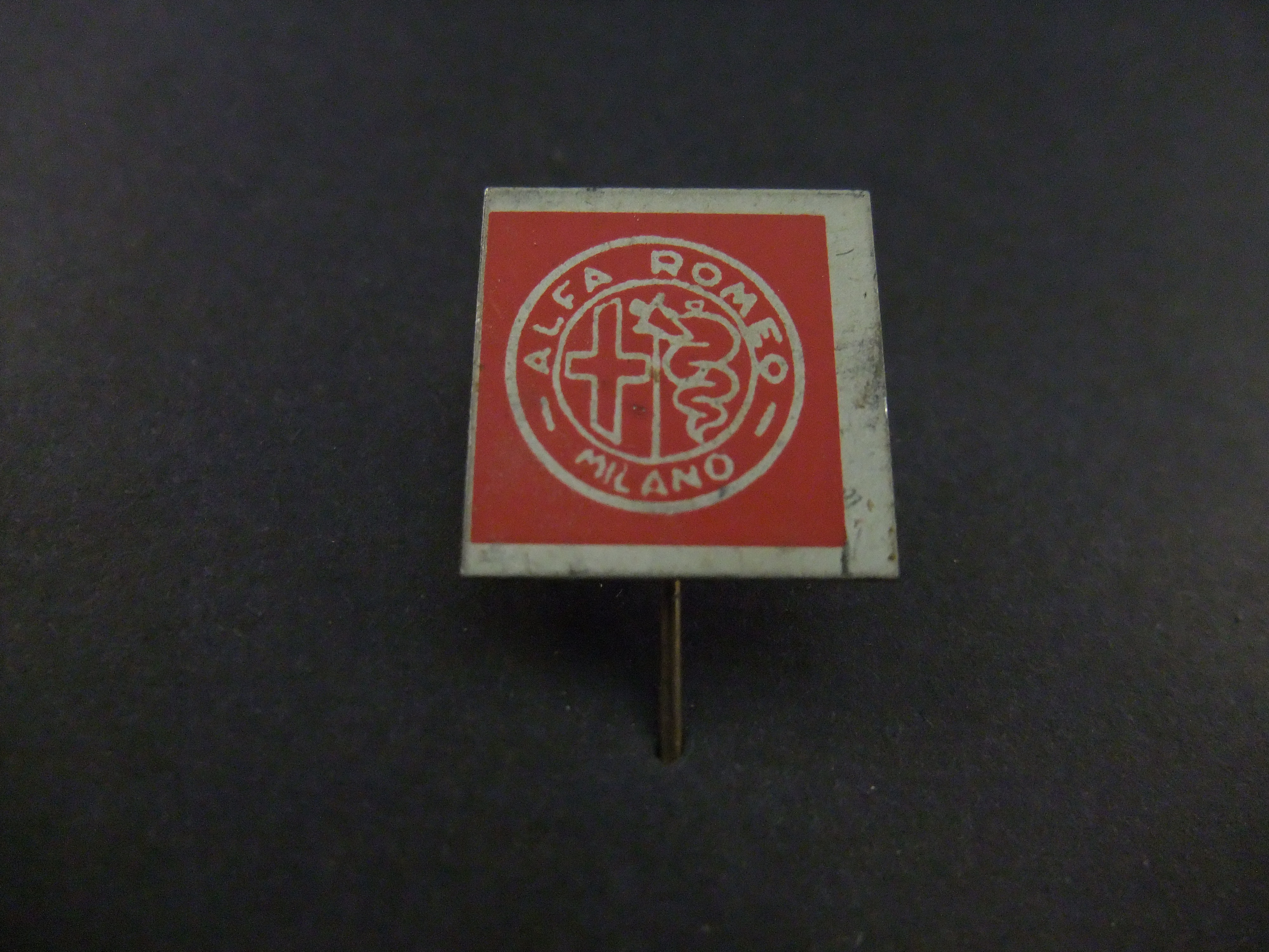 Alfa-Romeo Milano Italiaanse autofabrikant logo rood